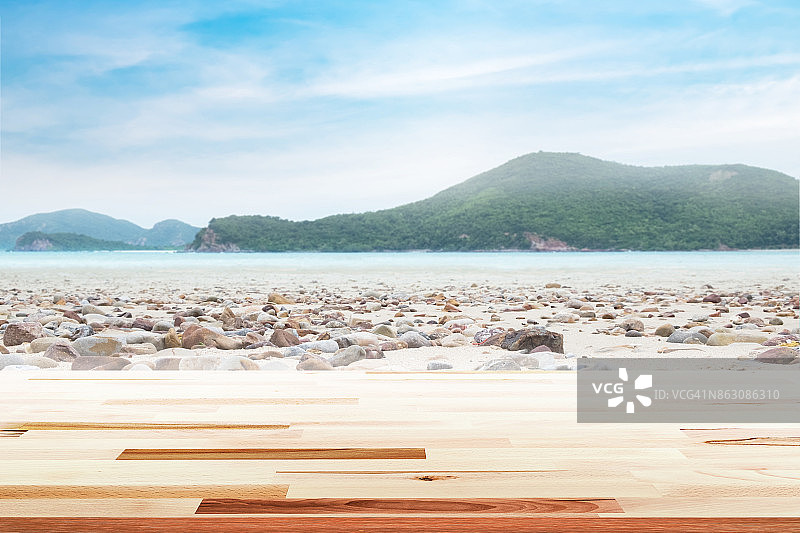 海滩上的空木桌与岛屿模糊的背景图片素材