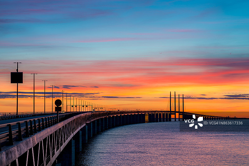 日落厄勒海峡大桥图片素材