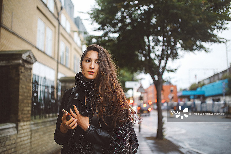 一个年轻女子走在伦敦的大街上图片素材
