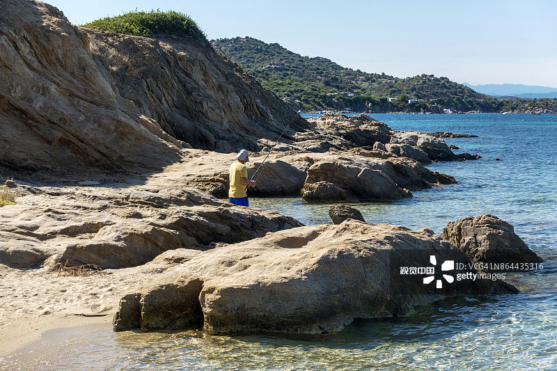 希腊乌拉努波利斯Ammouliani岛的渔民和多岩石的海边图片素材
