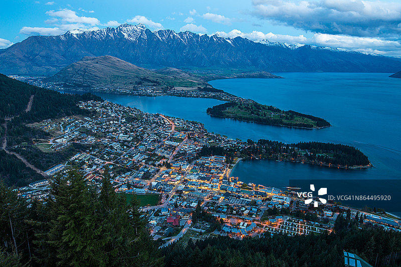 从新西兰南岛鲍勃峰的空中缆车俯瞰昆斯敦的城市景观。图片素材
