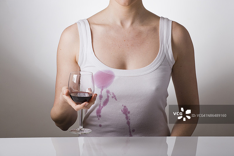 女人把酒洒在衬衫上图片素材