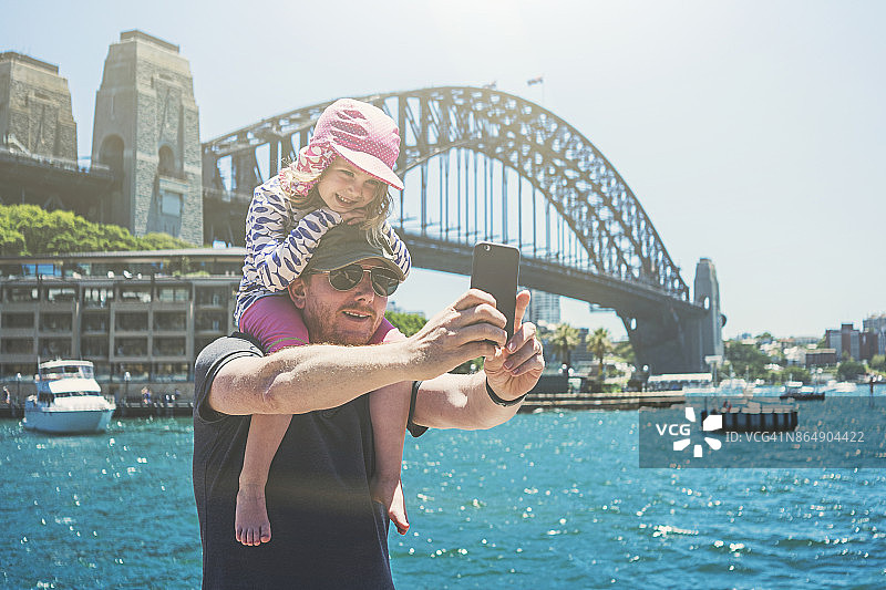 爸爸和女儿在悉尼自拍图片素材