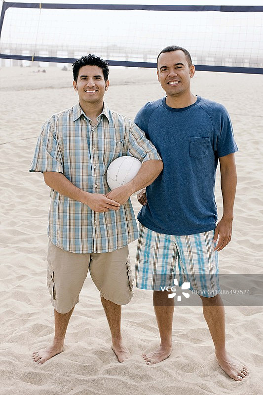 加州圣克鲁斯，沙滩上打排球的男人图片素材