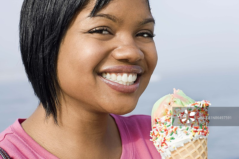 正在吃甜筒冰淇淋的女人图片素材
