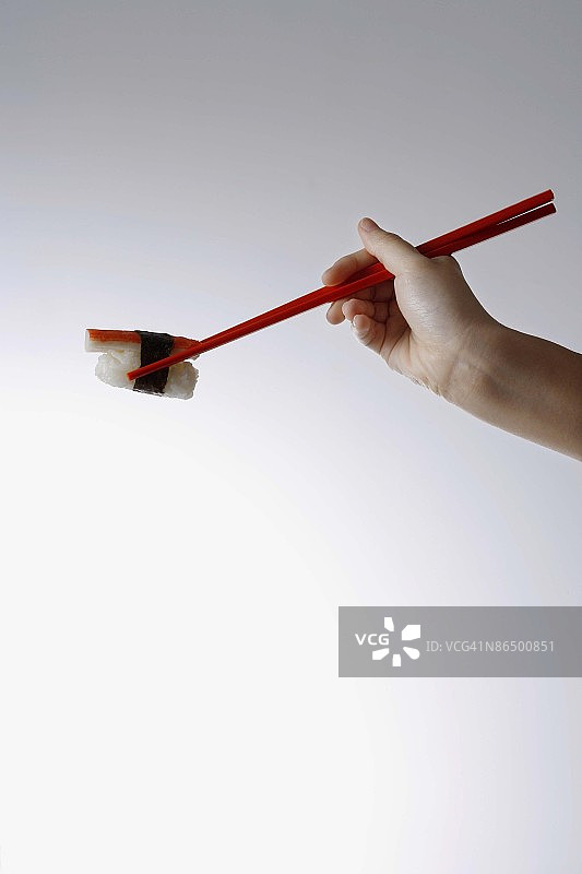 用筷子手握寿司图片素材