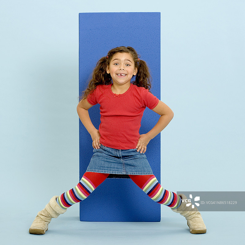女孩站在超大的信前图片素材