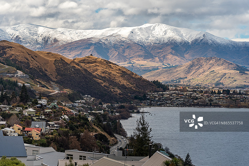 新西兰昆斯敦的住宅区和瓦卡蒂普湖图片素材
