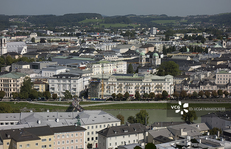 欧洲，奥地利，萨尔茨堡地区，2017年8月:萨尔茨堡镇和萨尔扎克河的空中城市景观图片素材