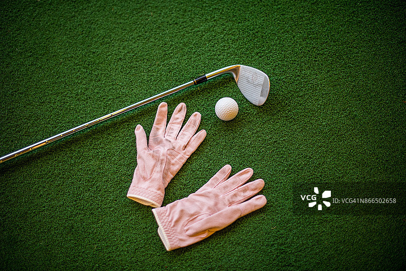 高尔夫球练习场运动俱乐部的高尔夫球器材图片素材