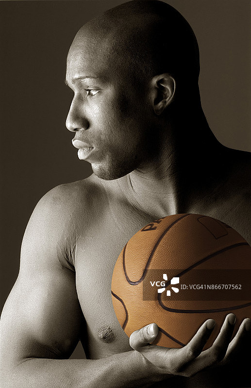 黑人男性篮球运动员的肖像图片素材