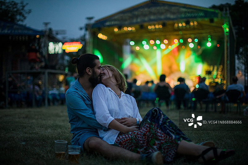 一对情侣在音乐节上接吻图片素材