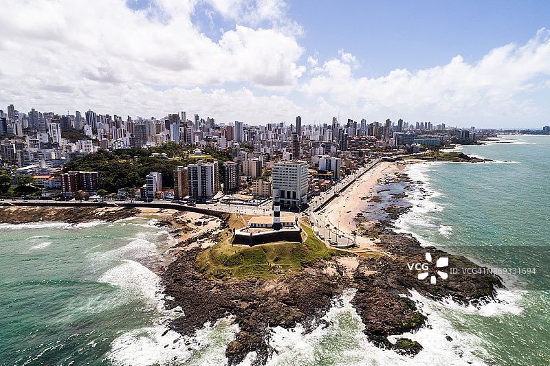 鸟瞰图巴拉灯塔和城市景观，巴伊亚，巴西图片素材