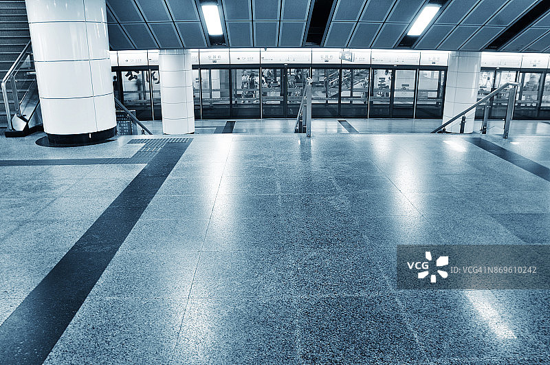广州方向空地铁站台。图片素材