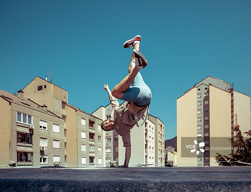 在城市屋顶上跳舞的霹雳舞者图片素材