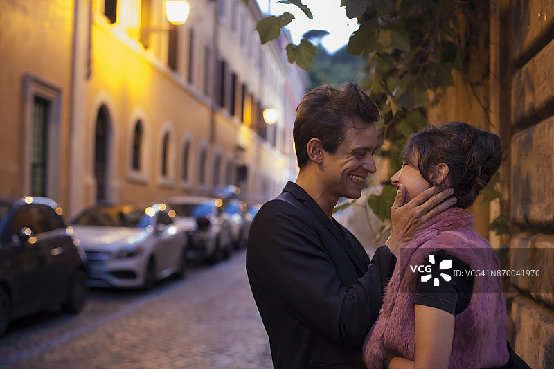 意大利，罗马，街角一对恋人的柔情瞬间图片素材