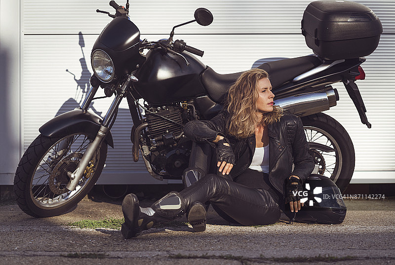 骑摩托车的人女人图片素材