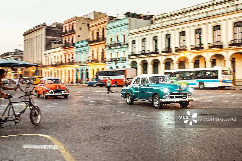 一辆老式美国汽车在古巴哈瓦那的街道上行驶图片素材