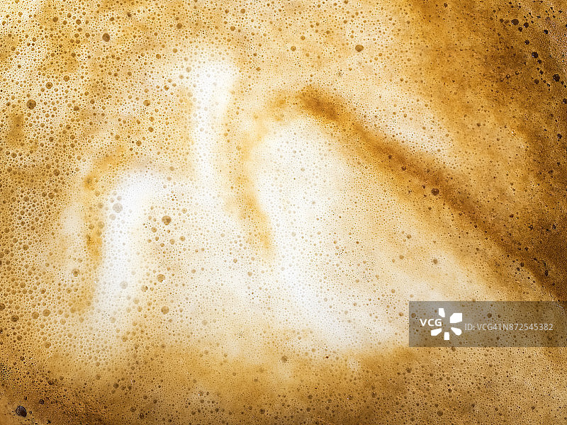 一杯新鲜牛奶咖啡的完整框架，背景。图片素材