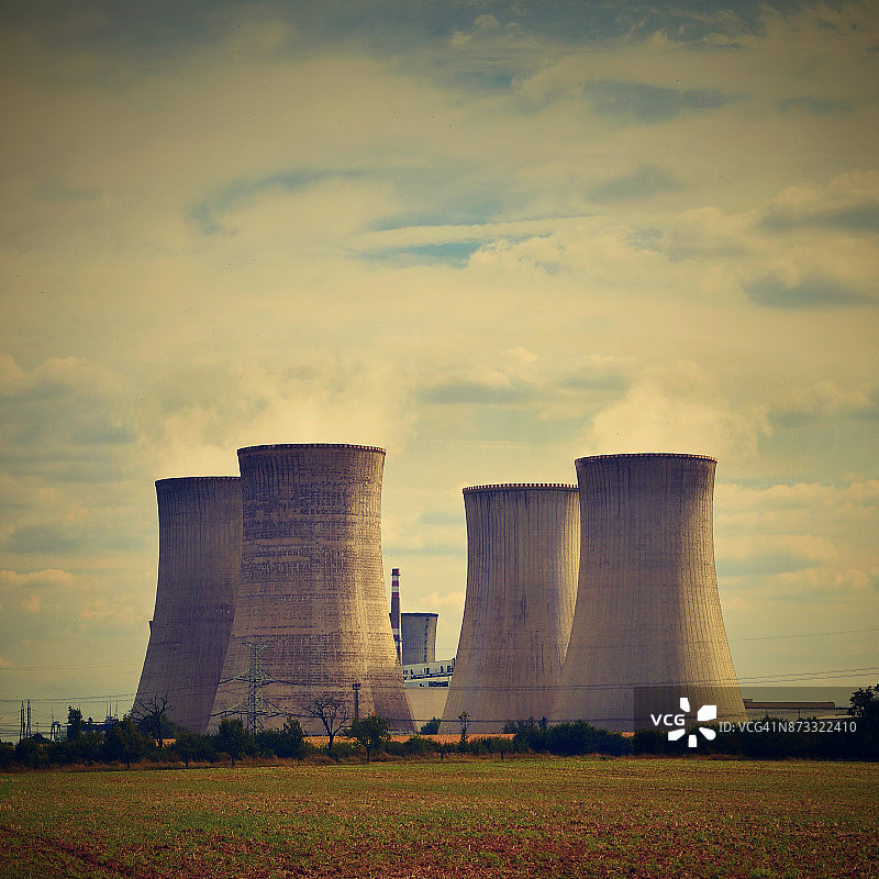 核电站。有发电站烟囱的景观。杜库凡捷克共和国。图片素材