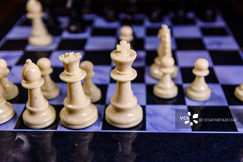 国际象棋棋盘上棋子的组合图片素材