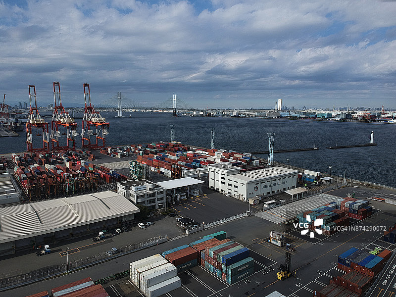 在港口集装箱被安排，贸易正在进行。图片素材