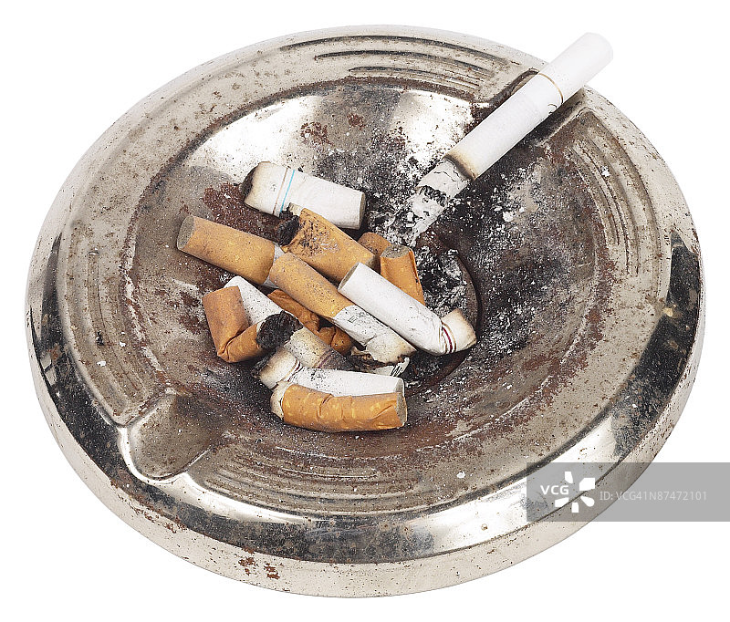 白色背景下烟灰缸中香烟的特写镜头图片素材