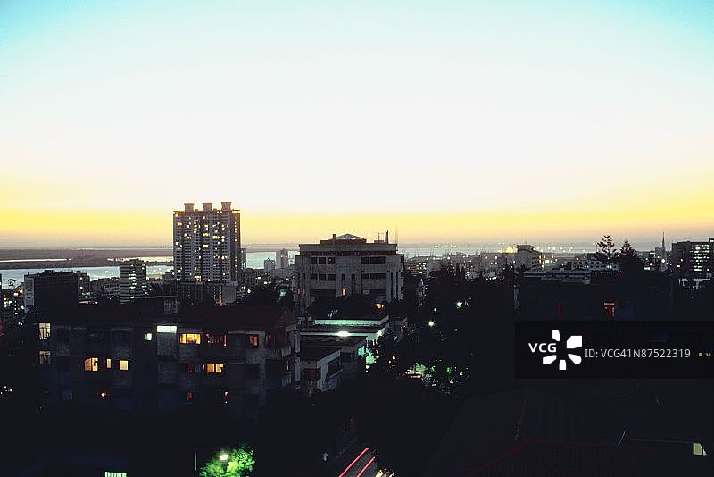 日落时城市建筑物的高角度观察图片素材