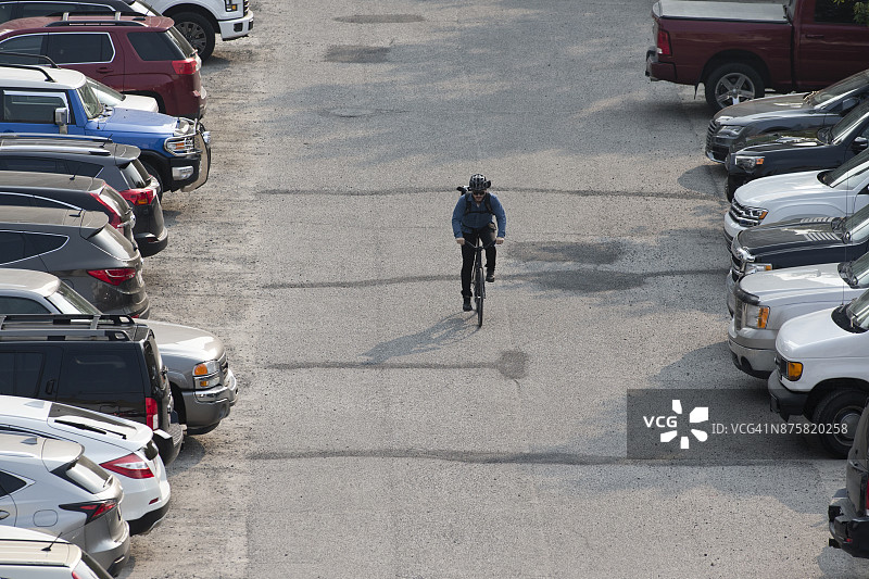 自行车信使穿过停车场图片素材