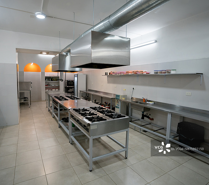 一个美食学院的空荡荡的工业厨房图片素材