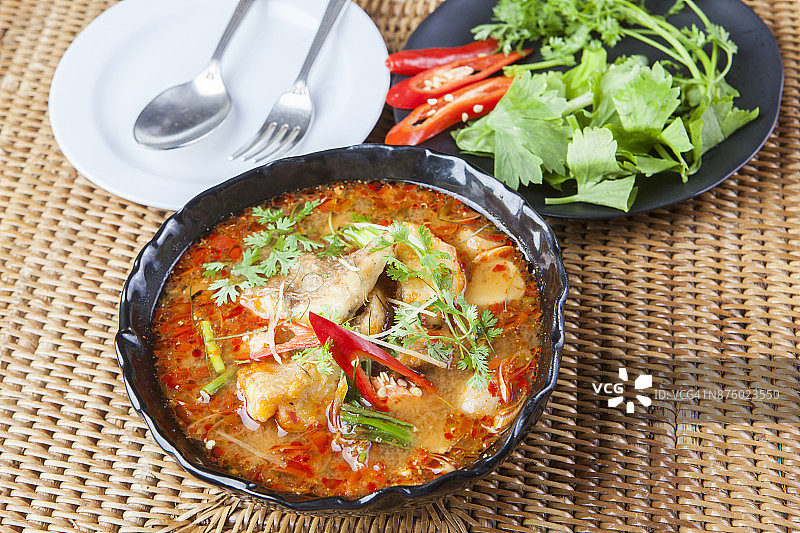辛辣的泰国菜，用红咖喱和香草图片素材