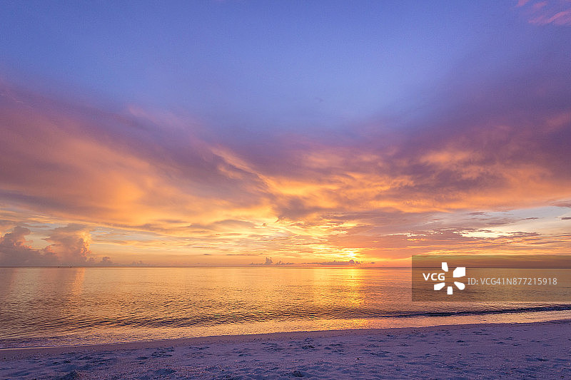 美国佛罗里达，那不勒斯海滩，美丽的日落和平静的海洋图片素材