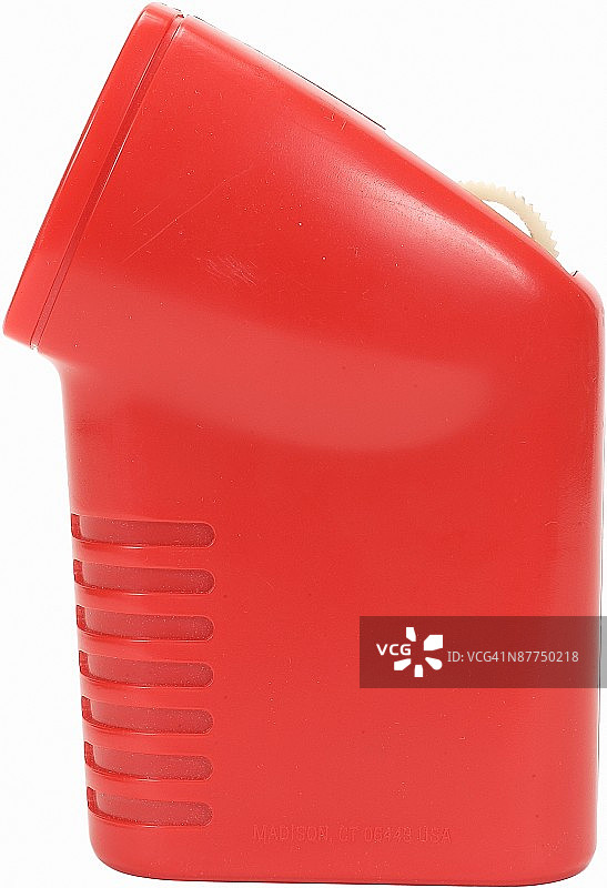白色背景下的红色容器特写镜头图片素材