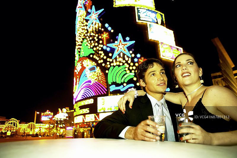 在豪华轿车里喝着鸡尾酒的夫妇，拉斯维加斯，内华达州图片素材
