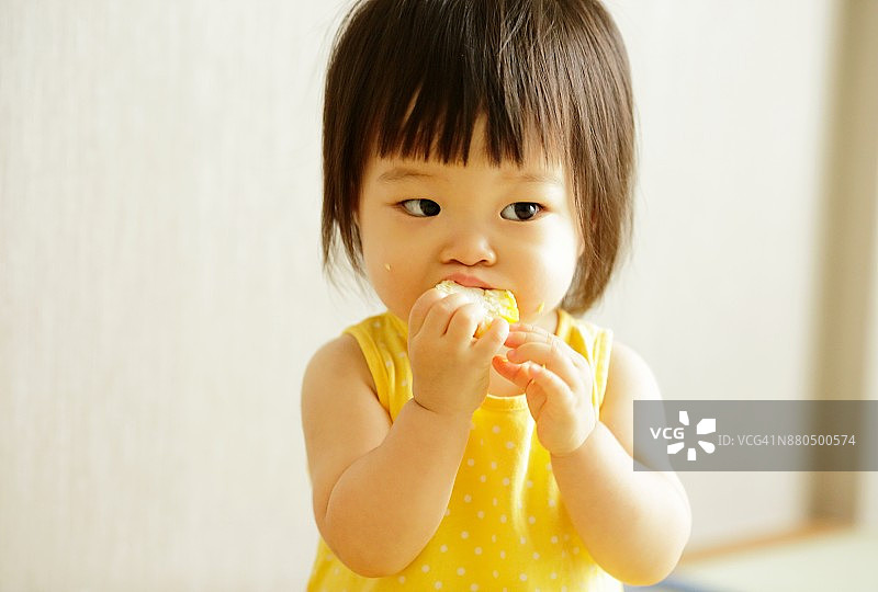 小女孩在吃甜玉米图片素材
