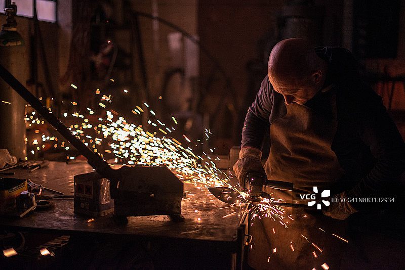铁匠艺术家在他的铁匠铺里制作门树图片素材