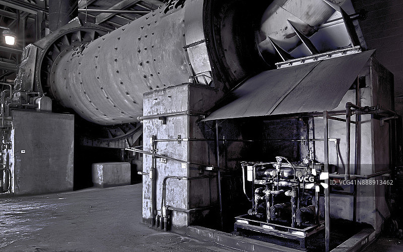 工业厂房中的机械-色调图片素材