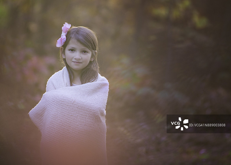 树林里裹着毯子的小女孩图片素材