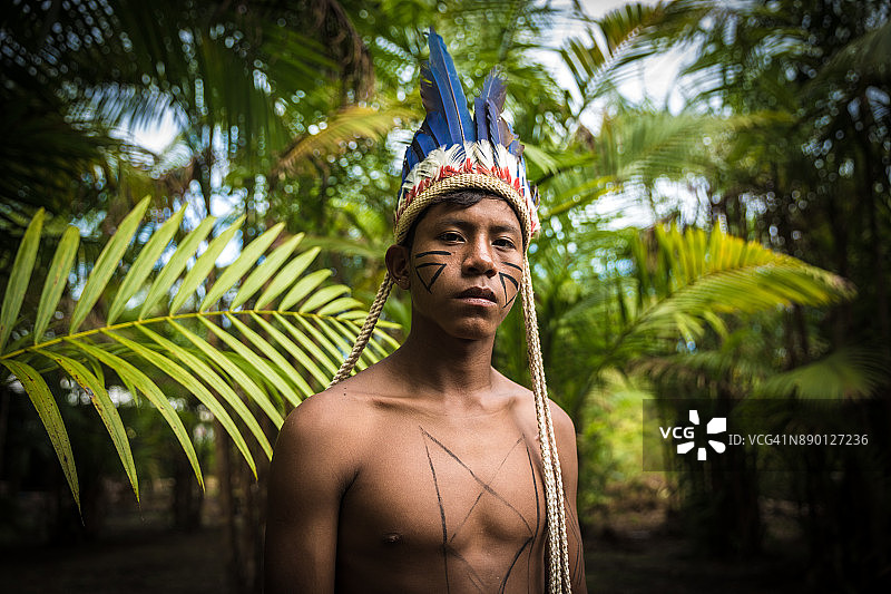 来自巴西丛林图皮瓜拉尼部落的土著人图片素材