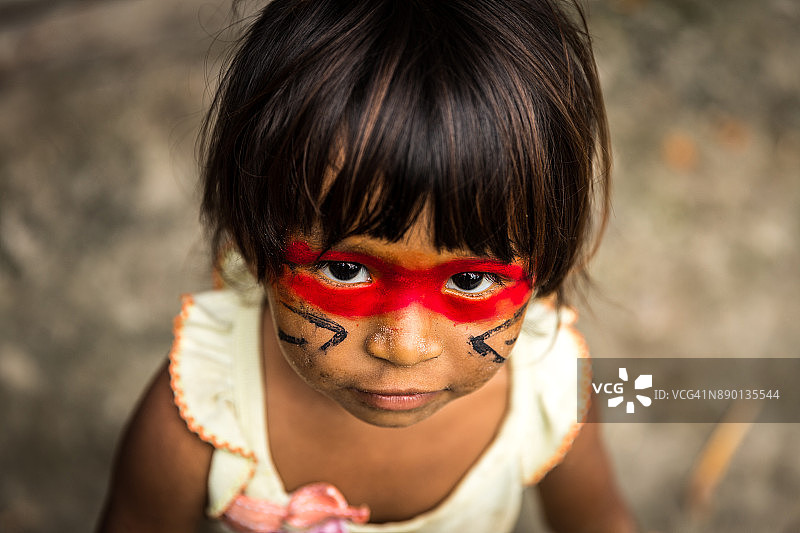 来自巴西图皮瓜拉尼部落的巴西土著儿童图片素材