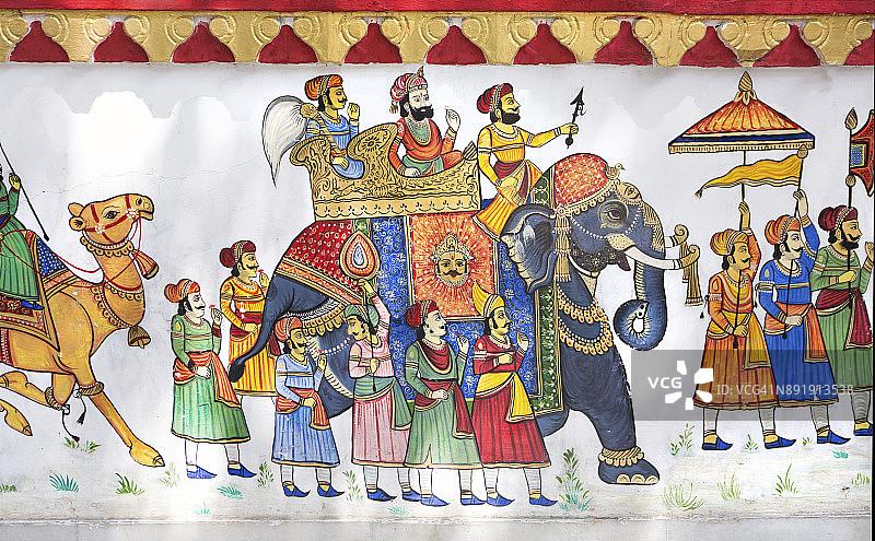 彩色的拉贾斯坦艺术描绘了一个传统的印度游行，绘制在乌代普尔市宫殿的墙壁上图片素材