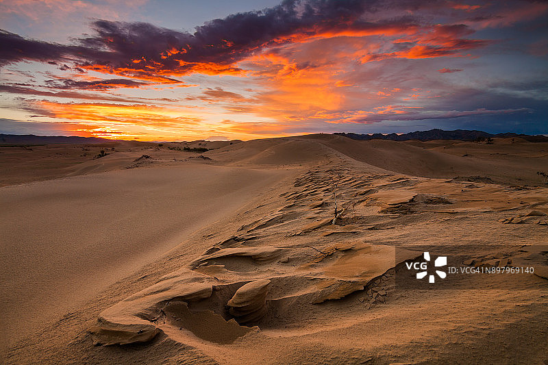 日落时沙漠中的沙丘图片素材