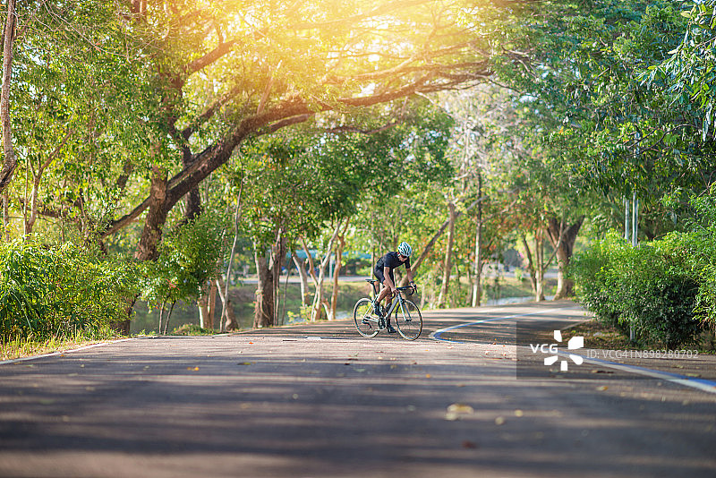 骑自行车的年轻人早上在公园里骑山地车图片素材
