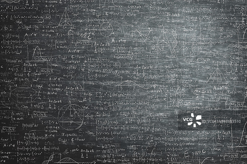 脏兮兮的黑板上写满了数学问题和公式图片素材