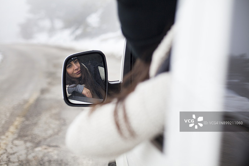 女人在下雪天开车图片素材