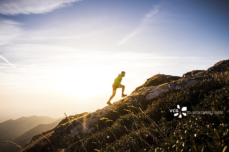 意大利，一个男人在山间小路上跑步图片素材