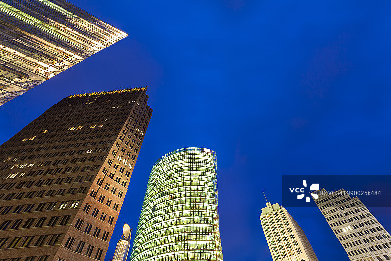 德国，柏林，波茨坦广场，发光的摩天大楼图片素材