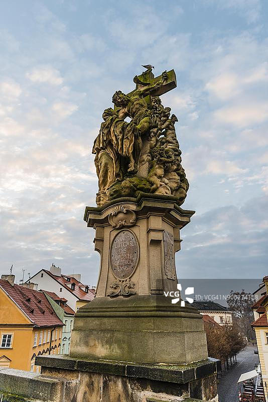 雕像，十字架，耶稣在十字架上，查理大桥，历史中心，布拉格，波西米亚，捷克共和国图片素材