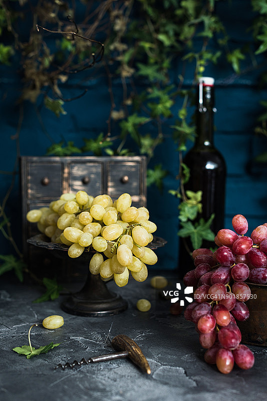 葡萄和一瓶葡萄酒。图片素材