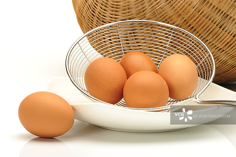 一组棕色的生鸡蛋孤立在白色的背景图片素材